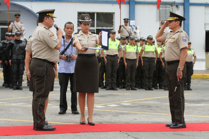 Hecho. Instante en el que se realizó el cambio de mando entre los generales. A la izquierda, Ramiro Ortega, hasta entonces comandante de la Policía de la zona 8