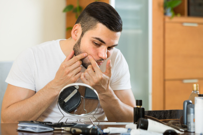 Hombre viendo su barba.