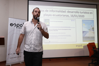 Mathias Pecot estudió la informalidad en las playas.