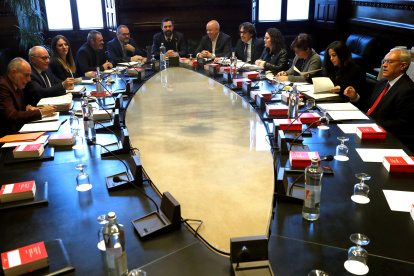 El presidente del Parlament, Roger Torrent (c), al inicio de la reunión de la Mesa del Parlament que aborda la situación del presidente catalán, Quim Torra, a quien Cs exige retirar el escaño como diputado, mientras que Torrent prevé impulsar un recurso ante el Tribunal Supremo contra la retirada de su credencial como diputado.