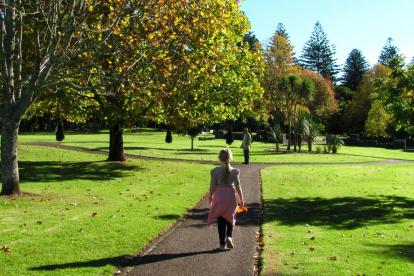 Caminar por áreas verdes ayudar a conservar pensamientos positivos.