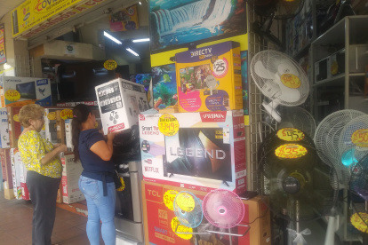 Mercado. Momentos en que una cliente compraba un ventilador en uno los almacenes ubicados en la avenida Olmedo, en Guayaquil.