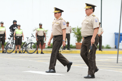 Hecho. Momento previo a que se realice el cambio de mando entre el general Ramiro Ortega (derecha) y el también general Víctor Aráus