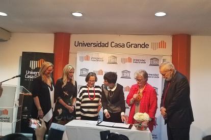 Directivos de Casa Grande y de la Unesco en la firma de un convenio.