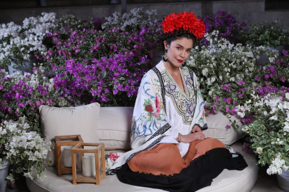 Flora ha encarnado con éxito a Frida Kahlo en varios escenarios del mundo, incluyendo Estados Unidos.