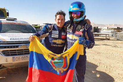 Sebastián Guayasamín (d) junto a su copiloto, el argentino Mauro Lípez, tras completar el Dakar en Arabia Saudita.
