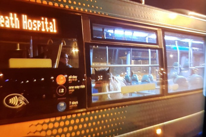 CARDIFF. Un inusual pasajero. La empresa de transporte Cardiff Bus confirmó la inusual misión de rescate.