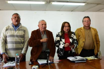 Alfonzo Yanez (c) anuncia que tomaran acciones de lucha contra el incumplimiento del Gobierno