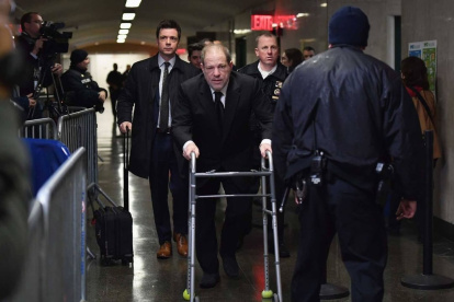 Del otrora hombre poderoso de Hollywood, hoy se ve a un hombre frágil y discapacitado.