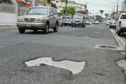 Avenida. El pavimento de la calle Eleodoro Avilés tiene más de 15 baches.