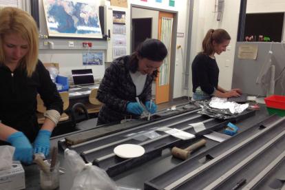 Las coautoras del estudio, tomando muestras del límite Cretácico/Terciario en un sondeo.