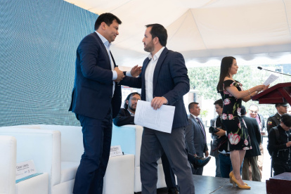 El ministro de Inclusión Económica y Social Iván Granda (d) entrega al presidente de la Asamblea, César Litardo el proyecto de Código de la Niñez