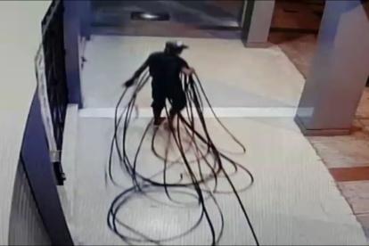 Un antisocial se roba el cableado público en el centro de Guayaquil.