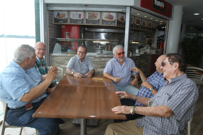 Amigos de décadas que aún se reúnen.