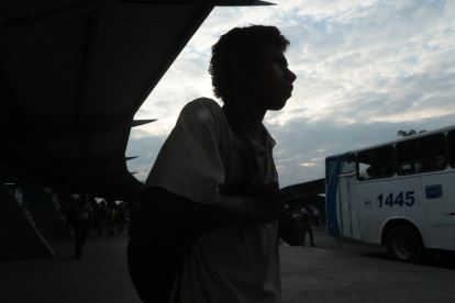 Consumidores adolescentes en las afueras de la terminal terrestre.