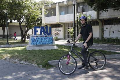 Docente de la Universidad de Guayaquil se traslada en bicicleta.


PERIODISTA : KARLA LOPEZ 



FECHA : 16/09/2019 



Agencia (ag-extra)