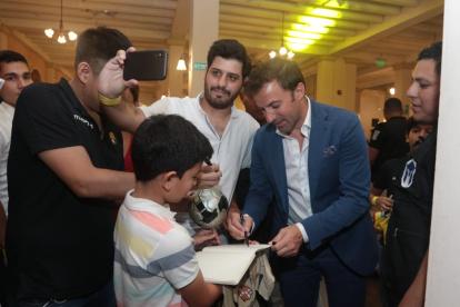 Alessandro Del Piero, firmando autógrafos en la cena que realiza Barcelona anualmente al jugador invitado para la Noche Amarilla.