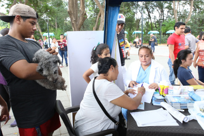 Lorena Ullauri (c) firma el acta de compromiso para la adopción de Bendición
