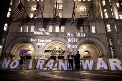 Activistas proyectaron este viernes mensajes que dicen: "Estados Unidos sin manos", "Poner fin a las sanciones ahora" y "No a la guerra con Irán" en el edificio del Trump International Hotel en Washington.