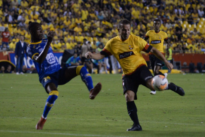 El italiano Alessandro Del Piero (d) fue el centro de atracción en la Noche Amarilla.