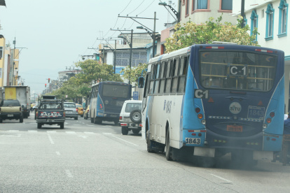 Polución. Aún es común en la ciudad, ver unidades de transporte público circulando en estas condiciones.