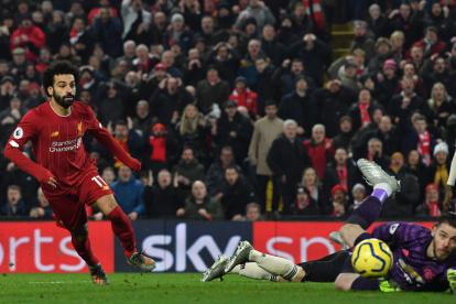 El delantero egipcio Mohamed Salah vence al golero del United, Albert De Gea, para poner cifras definitivas.