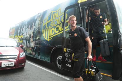 Javier Burrai y Gabriel Marques, jugadores del Ídolo, antes de viajar a territorio uruguayo.