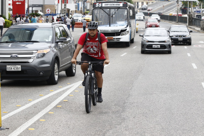 Freddy Arízaga circula diariamente por la avenida Plaza Dañín para llegar desde Durán a su lugar de trabajo, en la ciudadela Urdesa.