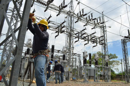 Un técnico trabajando en una de las conexiones eléctricas.