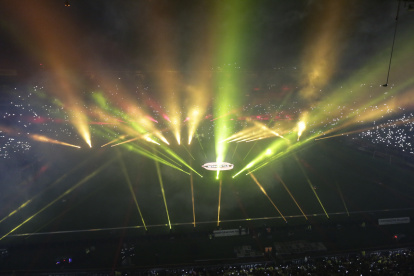 El juego de luces fue un gran atractivo en el estadio Monumental.