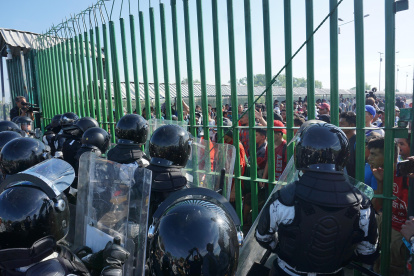 Miembros de la Guardia Nacional custodian el paso fronterizo con Guatemala, sobre el río Suchiate.