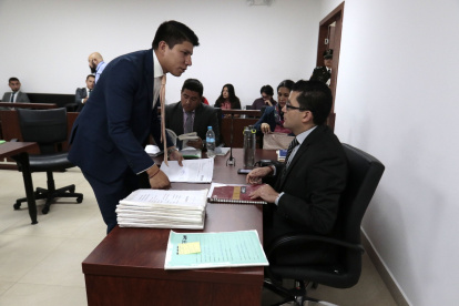 Diego Chimbo defiende a tres de cuatro sospechosos de tráfico de influencias en el caso televisión Satelital