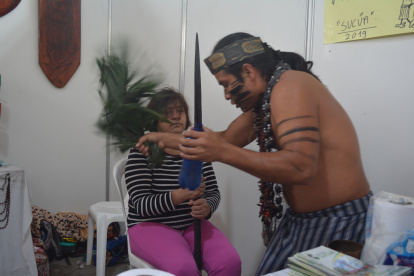 Ritual. En el ritual de sanación, el paciente debe sujetar la lanza