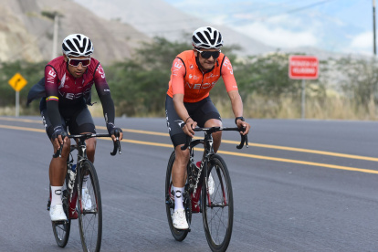Jhonatan Narváez y Richard Carapaz, integrantes del Team Ineos, durante un entrenamiento en el país.