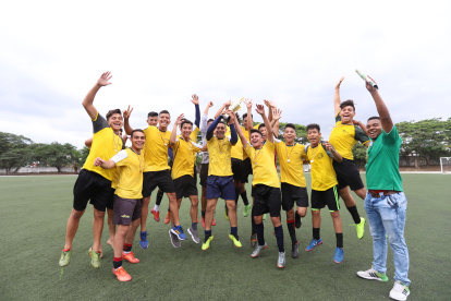 Los integrantes de la selección de fútbol de la unidad educativa San Benildo La Salle celebran por el título.

ENERO 18 Guayaquil-Ecuador
Agencia (ag-extra)