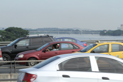 El congestionamiento en el puente de la Unidad Nacional inicia a las 06:30.