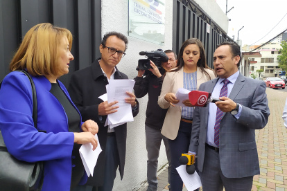 El periodista Christian Zurita y la abogada Gina Gómez piden que el Tribunal Contencioso Electoral investiguen una resolución del CNE.