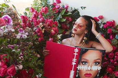 Rihanna junto a su autobiografía.
