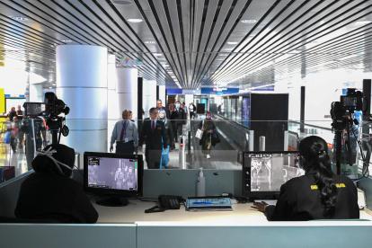 KUALA LUMPUR. En Malasia el control de los viajeros que llegan de China por el aeropuerto internacional, es con un escaner que monitorea la temperatura corporal.