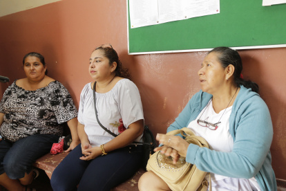 Madres de familia de una unidad educativa en Guayaquil esperaban a que sus hijas terminaran la evaluación durante la tarde del 21 de enero.