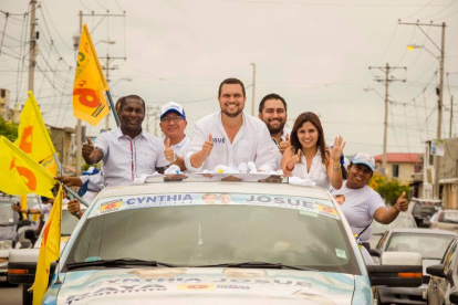 Recuerdo. El entonces candidato a concejal y actual vicealcalde de la ciudad, Josué Sánchez, hizo un recorrido con los dirigentes de Mucho Lote 2, durante la campaña electoral. Nueve meses después, los mismos líderes barriales exigen su presencia en el sector y las obras ofrecidas.
