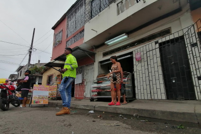 Al lugar llegaron algunos agentes para indagar el suceso.