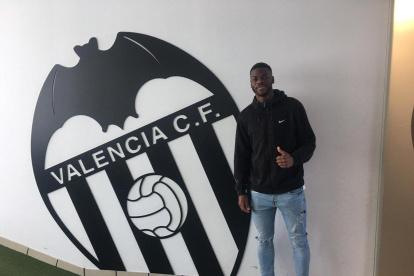 El delantero africano Senga Nicolás Kata negocia su incorporación al Delfín por pedido del técnico español Ángel López.