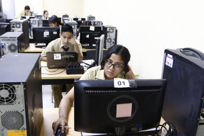 Rostros pensativos se observó durante la toma de la prueba Ser Bachiller