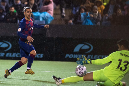 El francés Antoine Griezmann define ante el meta del Ibiza para darle el boleto clasificatorio al Barcelona.

 FBL-ESP-CUP-IBIZA-BARCELONA