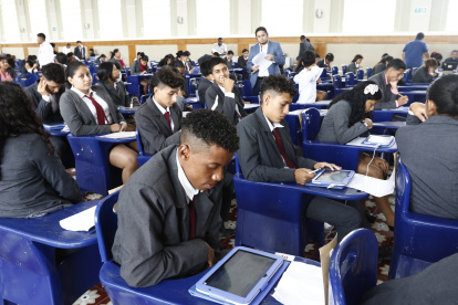 El auditorio del colegio Vicente Rocafuerte se ha convertido en una megasede donde rinden la prueba estudiantes de cuatro planteles.