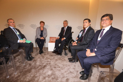 Las autoridades de Ecuador reunidos con la directora del FMI, Kristalina Georgieva, en Davos.