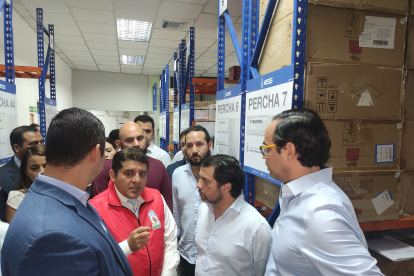 Paúl Granda, del IESS, y el gobernador Pedro Pablo Duart recorrieron las bodegas de medicamentos del hospital.
