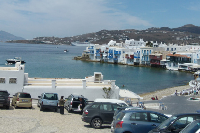 Mykonos es una de las islas más visitadas del mundo por su belleza natural y ambiente cosmopolita.