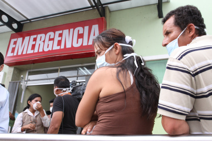 Un grupo de personas se atiende en un hospital de Guayaquil en el 2009, por un brote de AH1N1.
